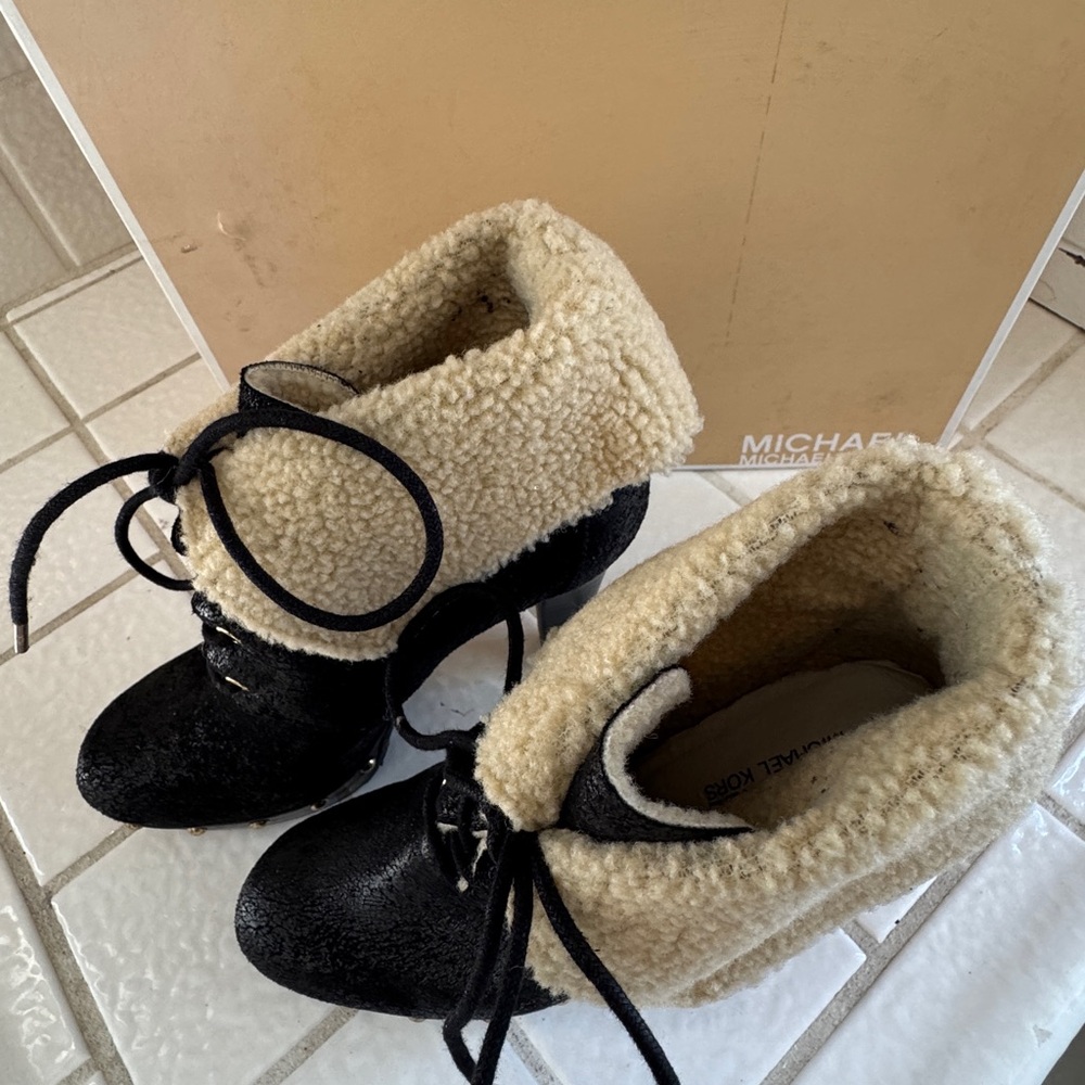 MICHAEL Michael Kors Black Lace-Up Platform Ankle Boots with Shearling Cuff - Picture 3 of 7